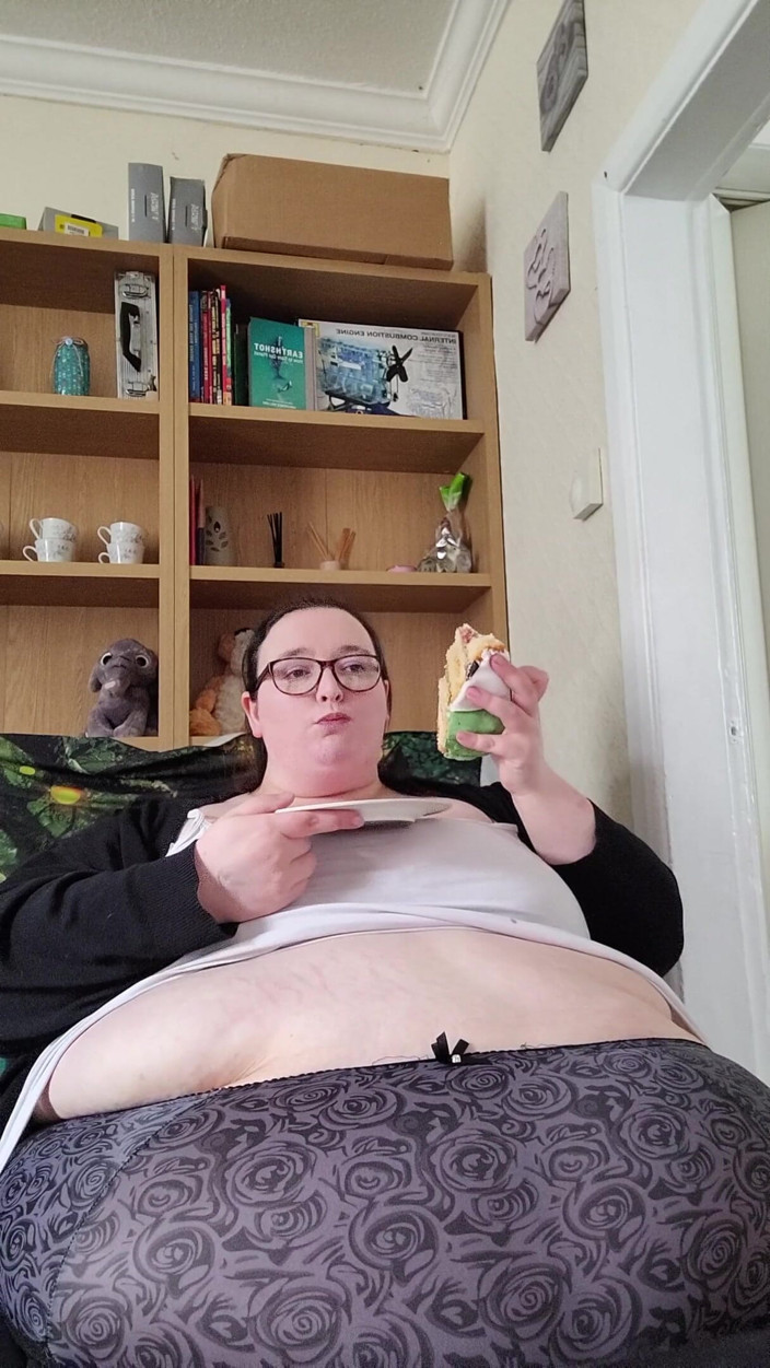 SSBBWLadyBrads: Mmm cake