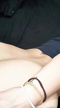 Bellissima rossa in pantaloncini attillati faceva un anale intenso con il fratellastro
