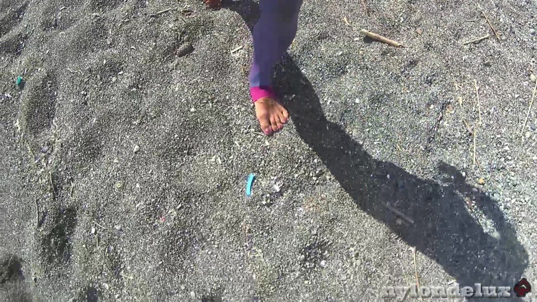 Nylondelux: Ultra shinny leggins pantyhose on the beach