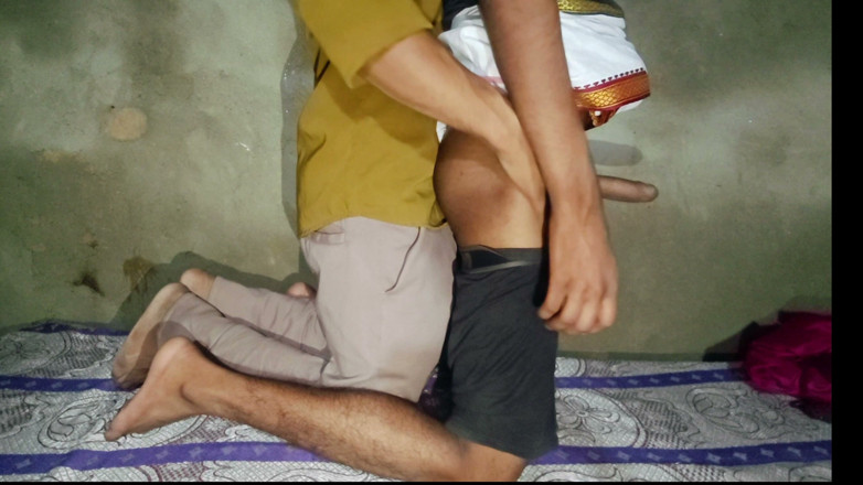 Damniraj: Kawan mengongkek pantat saya semasa saya berempat, menggunakan zakar tebalnya...