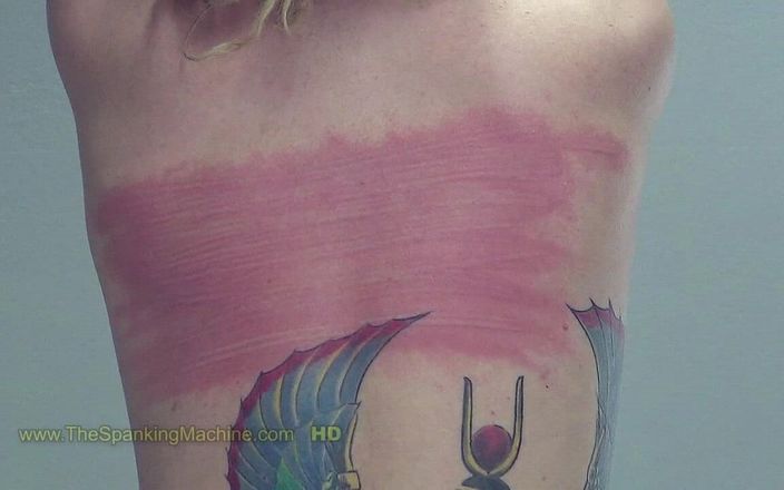 The Spanking Machine: Kate1 billenkoekmachine - zweepslagen op blote rug
