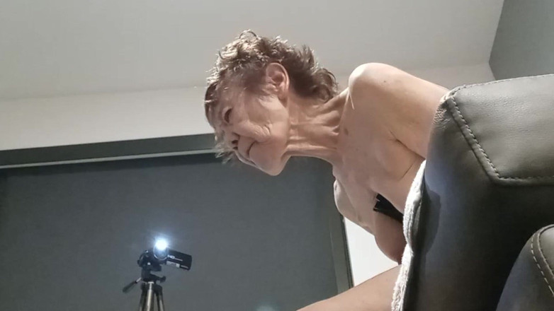 Cock Sucking Granny: Une mamie japonaise en corset suce une bite blanche