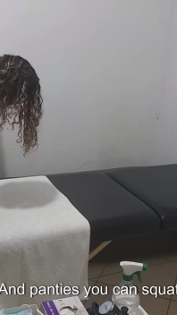 Doctor real examinează anusul pacientei și sânii