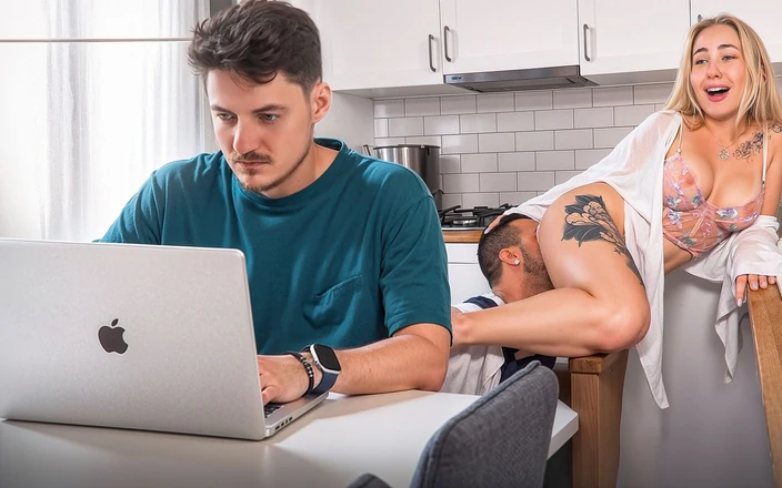 Bella Mur: Marido está fuera: es hora de follar a un fontanero...