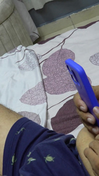 Me masturbo mientras mi padrastro está en la habitación, quiero que me folle