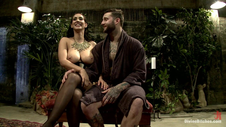 Divine Bitches by Kink: Il romanticismo sadico di isis love