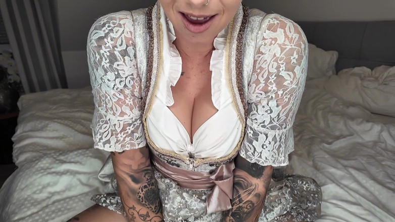Nina Devil: Vor Dem Volksfest Nochmal Geil Di Pussy Gefingert!