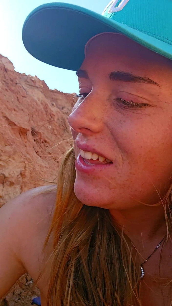 NaughtyRedFarmgirl: La rossa scopa il culo e la figa schizza dappertutto