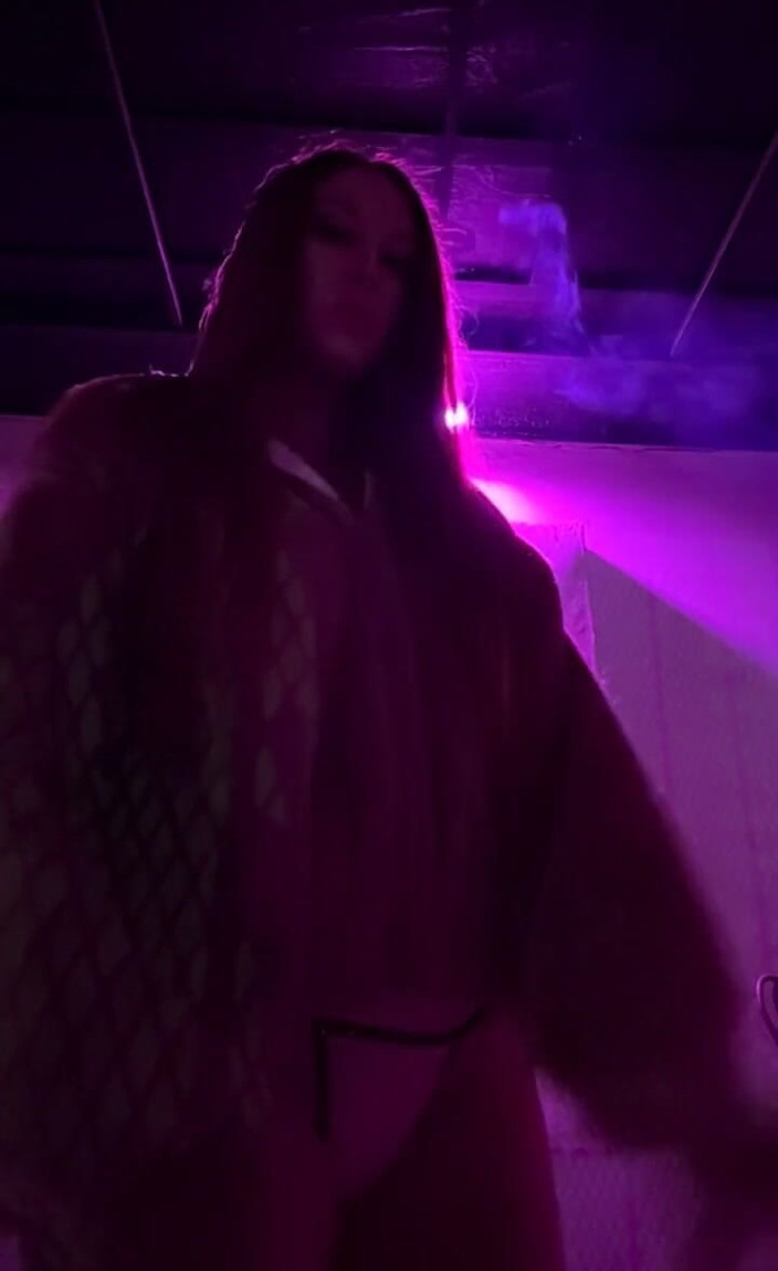 Artemisia Love: Eine Zigarette mit Bikini und Jacke im Club