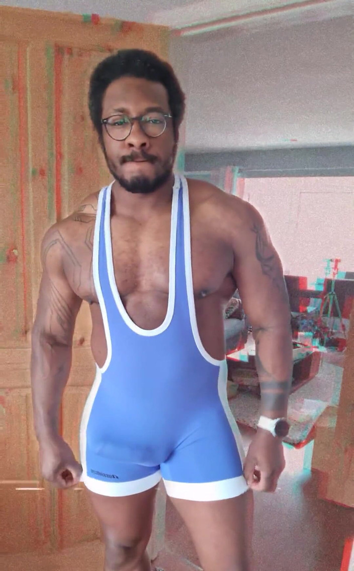 Amadeus: Myślę, że lubię teraz niebieski, sprawia, że wybrzuszenie wygląda na duże