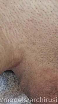 ¡Lágrimas por follar una gran polla sin condón en un auto con semen en el culo! Follada dura en público!