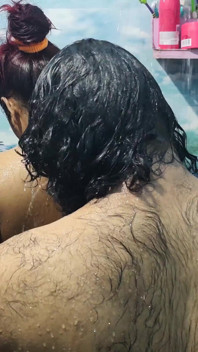 Romansa mandi pasangan panas di kamar mandi