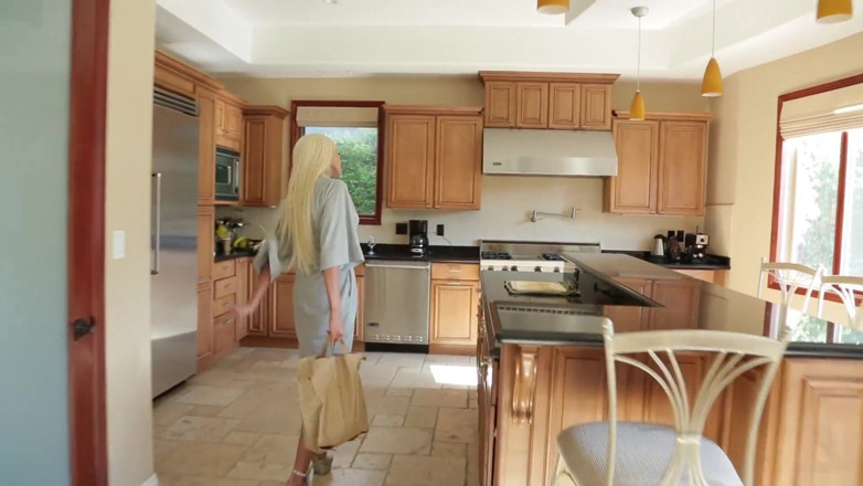 Naughty America: Rikki Zes neuken in de woonkamer met haar sappige borsten...