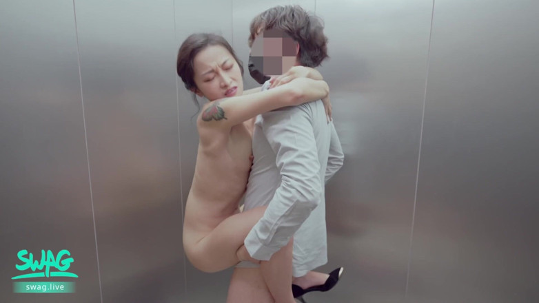 SWAG.live: Fodendo senhoras do elevador no shopping