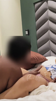 Vriendje likt poesje maakt haar een orgasme met behulp van een vibrator