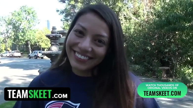 Team Skeet: Superba nimfomană Indica Reign îmi înghite pula în mașină și apoi își întinde picioarele lângă piscină