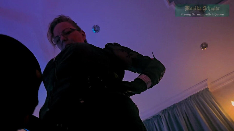 Strict Senz: Monika Schmidt trénink kouření paroháčská strapon děvka plivá verbální ponížení