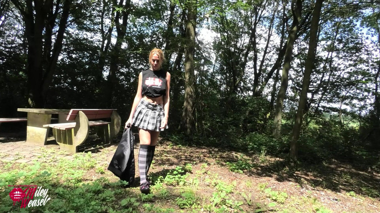 Miley Weasel: Ateşli sarışın kaltak açık havada arabada sikiliyor!!