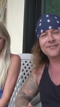 Brynn Tyler la prend dans son vagin rose
