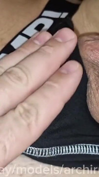 Stajyer sıkı götten bir yarağı itaatkar bir şekilde alarak ilk kez orgazm yaşadı!