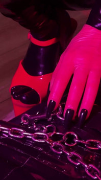 Rubber & Ava Fetishart geven perverse latex voetenbeurt deel 1
