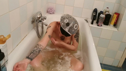 Beth Kinky: Bathing and armpit shaving