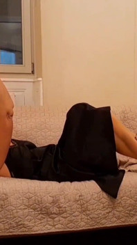 Cô vợ già tóc vàng nghiệp dư thích làm tình trên ghế sofa