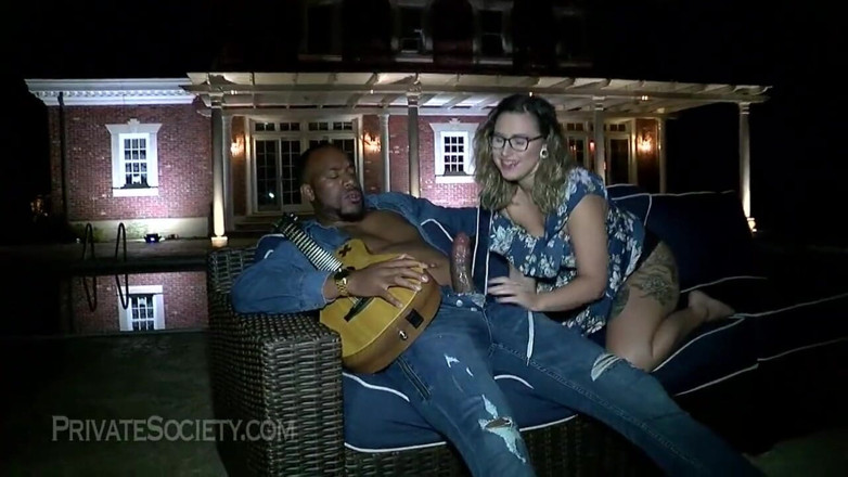 Private Society: Він все ще трахає свого колишнього