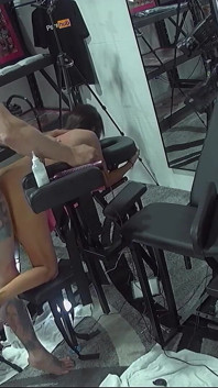 Poesje pompen op de fuckbench. Milf beloond voor het nemen van het in de kont in de gynochair. Weergave 7