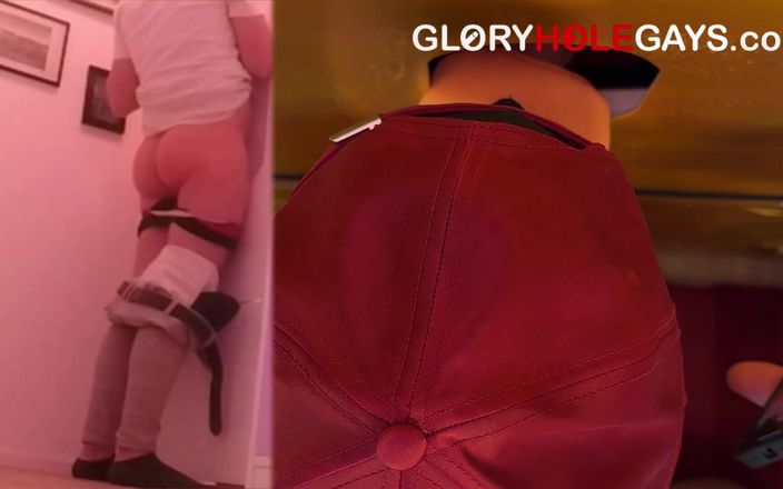 Gloryholegays: 22-jarige kijkt stiekem naar porno - wordt hard gezogen in het...