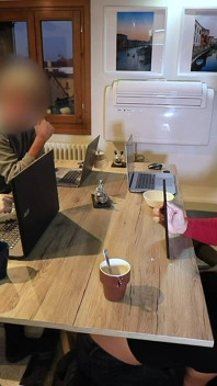 Extreme! Hete pik gemaakt om klaar te komen onder de tafel