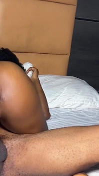 Une petite ado reçoit une énorme bite surprise