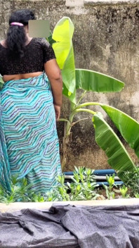 सौतेली मम्मी बगीचे में काम कर रही थी और मैंने उसके साथ सेक्स किया