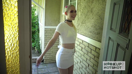 Hookup Hotshot: ブロンドの赤ん坊Emma Starlettoは、2番目の荒いオンラインデートに行きます