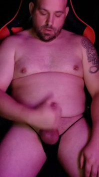 Padrasto acaricia seu pau grosso