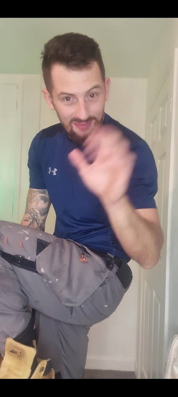 Englishtom20vip: Guardami mentre prendo la mia uniforme da lavoro