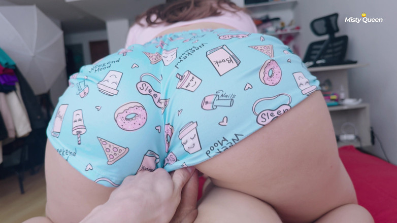 Misty Queen: 아침 일찍 견과류처럼 배다른 여동생을 어떻게 타나요?