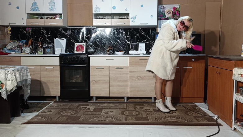 RedRoseRus: 新しい毛皮のコート - キッチンでポーズをとる写真。