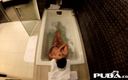 PUBA Solo: Incitanta Jezebelle Bond se filmează făcând o baie