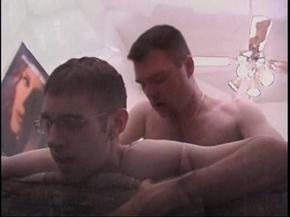 Gays Case: Il giovane stallone geek spalanca le gambe al suo ragazzo...