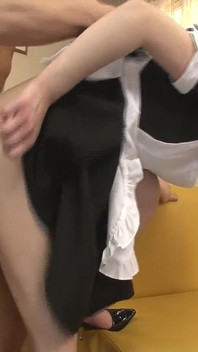 Garçonete japonesa recebe seu arbusto bombeado por um cliente e seu colega no restaurante