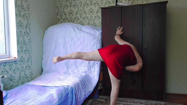 Kitty_Cross: Femboy hemlagad röd klädd modell