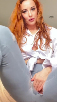 청바지 구멍 핑거링과 지저분한 보지 시오후키