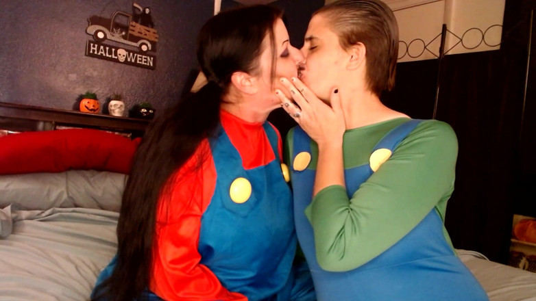 Abby Anna: लेस्बियन Kissing हैलोवीन कॉस्प्ले