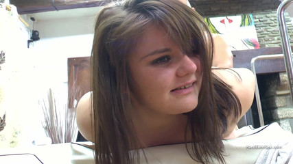 Hard Euro sex: 年轻的大黑屌张开接受检查和拳交