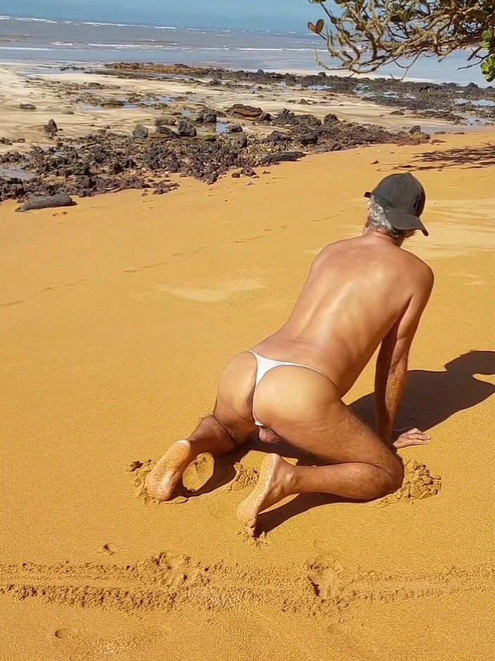 Ladysilvas: Ladysilva travestiet pronkt met haar hete kont in slipje op...