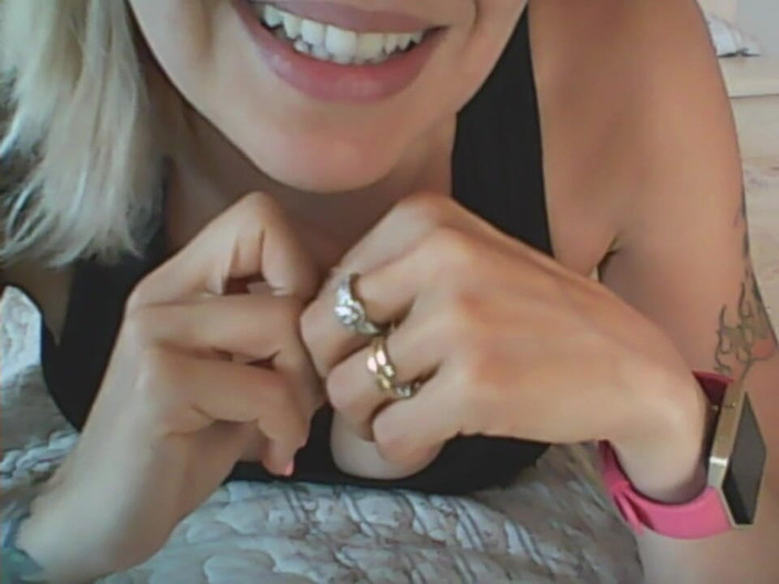 savannahamatoriale: Wanker! Je geeft een pijpbeurt. Je wilt klaarkomen, toch?