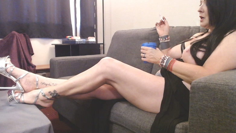 Abby Anna: Picioare lungi sexy cu tocuri argintii cu țâțe mari