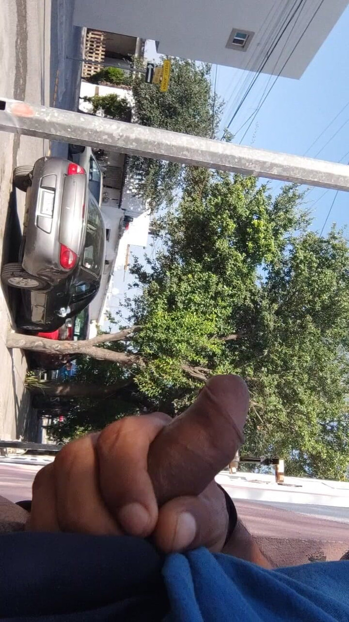 AlexAlejandro13: Afuera en el porche