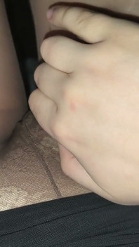 Minha sissy em close-up da meia-calça roubada de café de outras pessoas. Vazamento de lubrificante em nylon